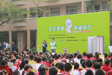 2013年：第33堂“安全乘梯课”相关图片