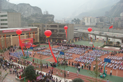 爱心书包送给汶川小学生相关图片