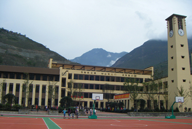 爱心书包送给汶川小学生相关图片