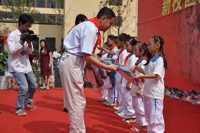 爱心书包送给汶川小学生相关图片